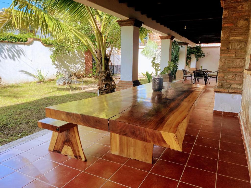 eine Holzbank auf einer Terrasse mit einem Tisch in der Unterkunft Casa Jarretaderas IV in Jarretadera