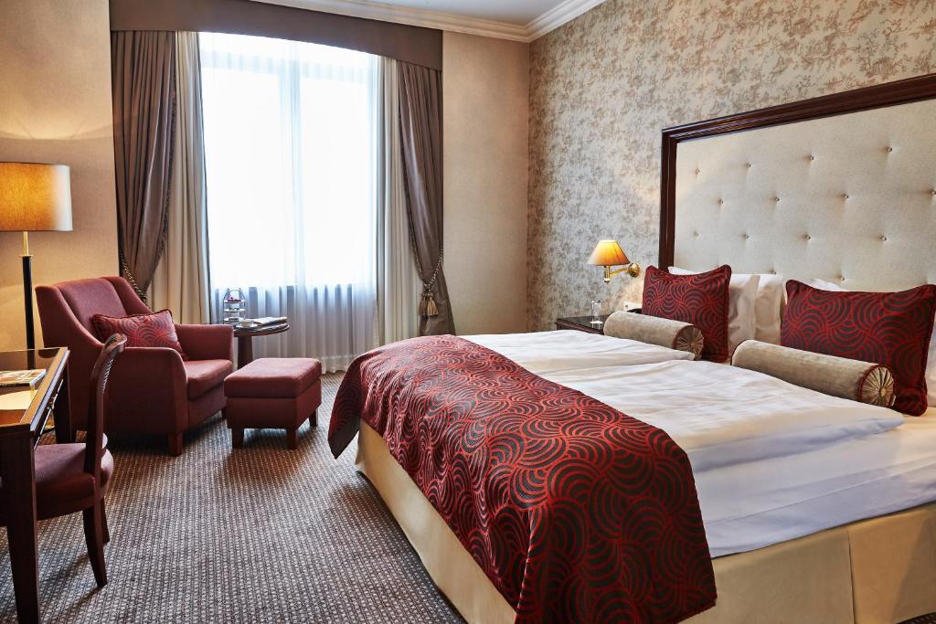 Cama ou camas em um quarto em Steigenberger Icon Frankfurter Hof