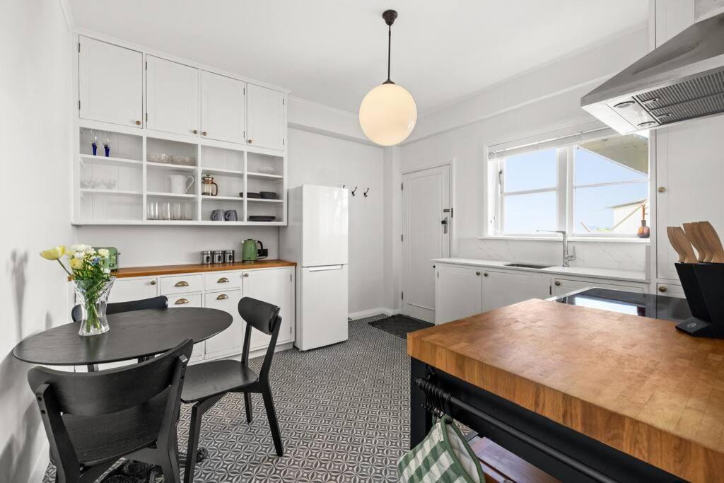 Modern Art Deco Cutie - Resim 4