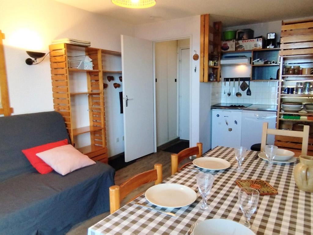 un salon avec une table et un canapé dans l'établissement Appart 2 pièces au pied des pistes, 1 chambre, 141 m², ascenseur, casier ski - FR-1-771-34, à Les Adrets