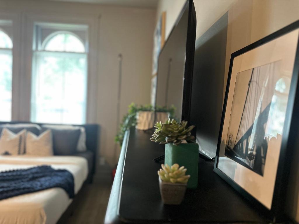 Μια τηλεόραση ή/και κέντρο ψυχαγωγίας στο Newly renovated apartment in the heart of Detroit!