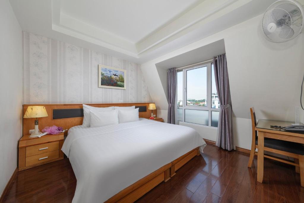 Postel nebo postele na pokoji v ubytování Hanoi Sky Hotel