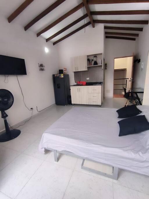 Ένα ή περισσότερα κρεβάτια σε δωμάτιο στο Apartaestudio completo en Itagüí - Ágape