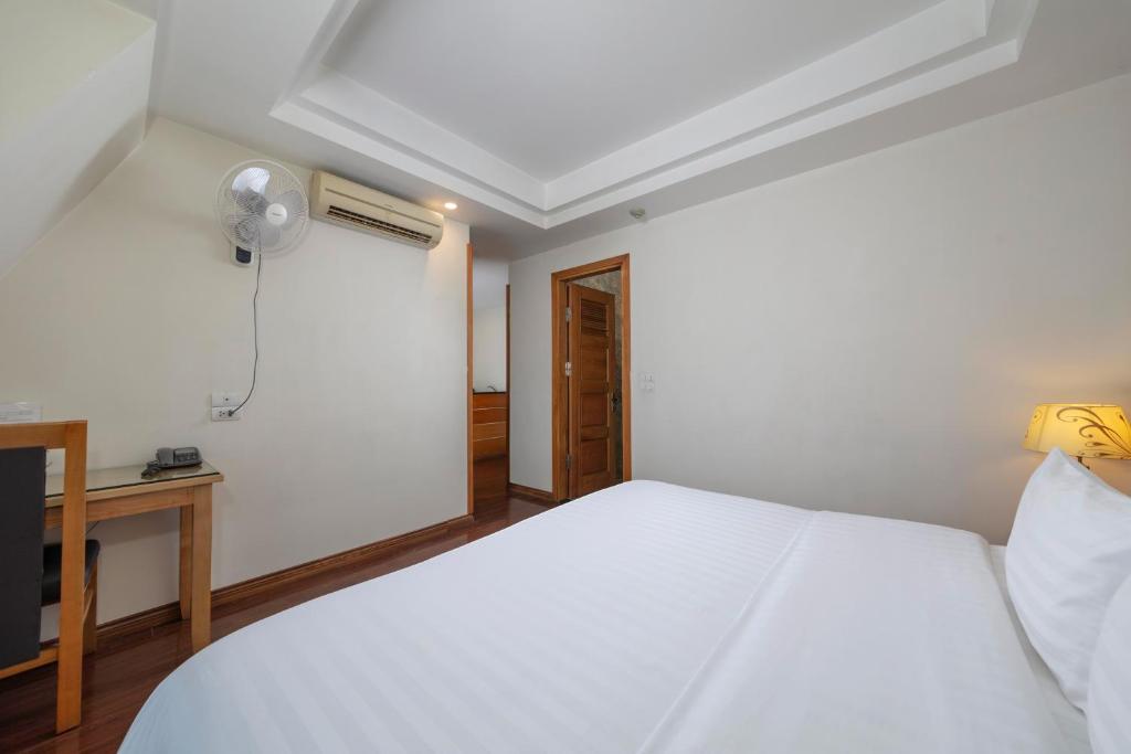 Postel nebo postele na pokoji v ubytování Hanoi Sky Hotel