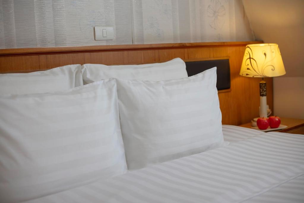 Postel nebo postele na pokoji v ubytování Hanoi Sky Hotel