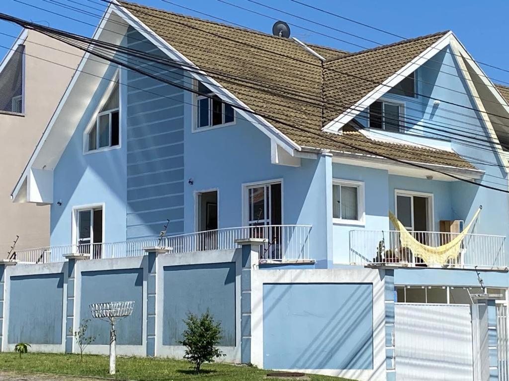 a blue house with a white at Casa do Jardim in Curitiba