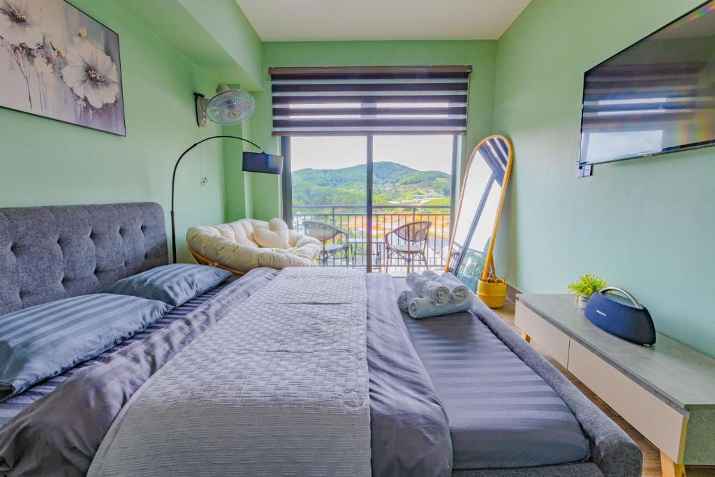 Giường trong phòng chung tại Green House - Căn hộ có bếp riêng