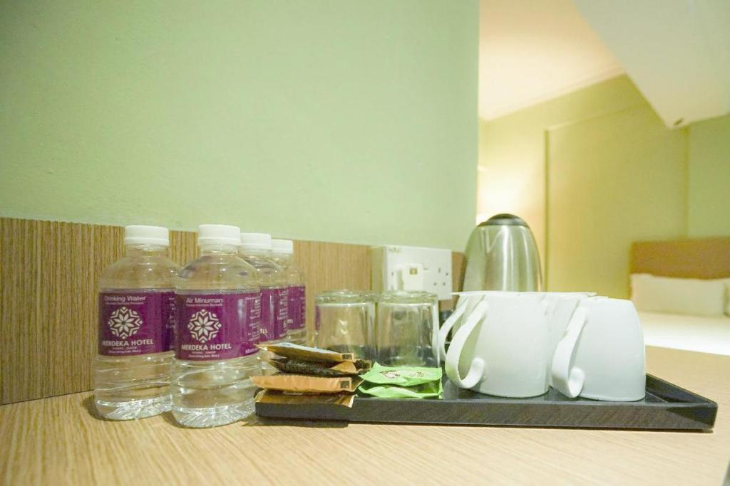 Příslušenství pro přípravu čaje a kávy v ubytování Merdeka Hotel Kluang