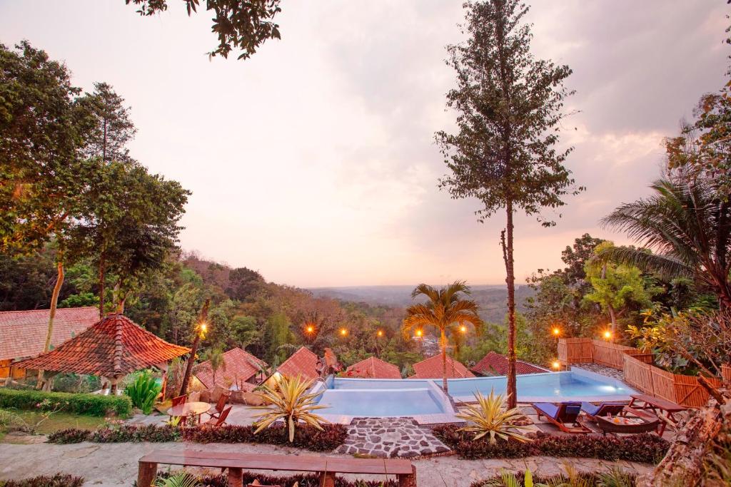 Bazén v ubytování Rajaklana Resort and Spa nebo v jeho okolí