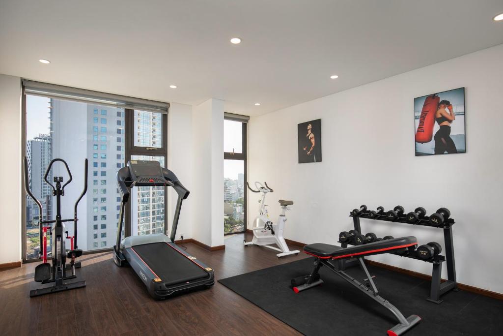 Fitness centrum a/nebo fitness zařízení v ubytování Mangata Beachfront Hotel - Rooftop Bar Sea View