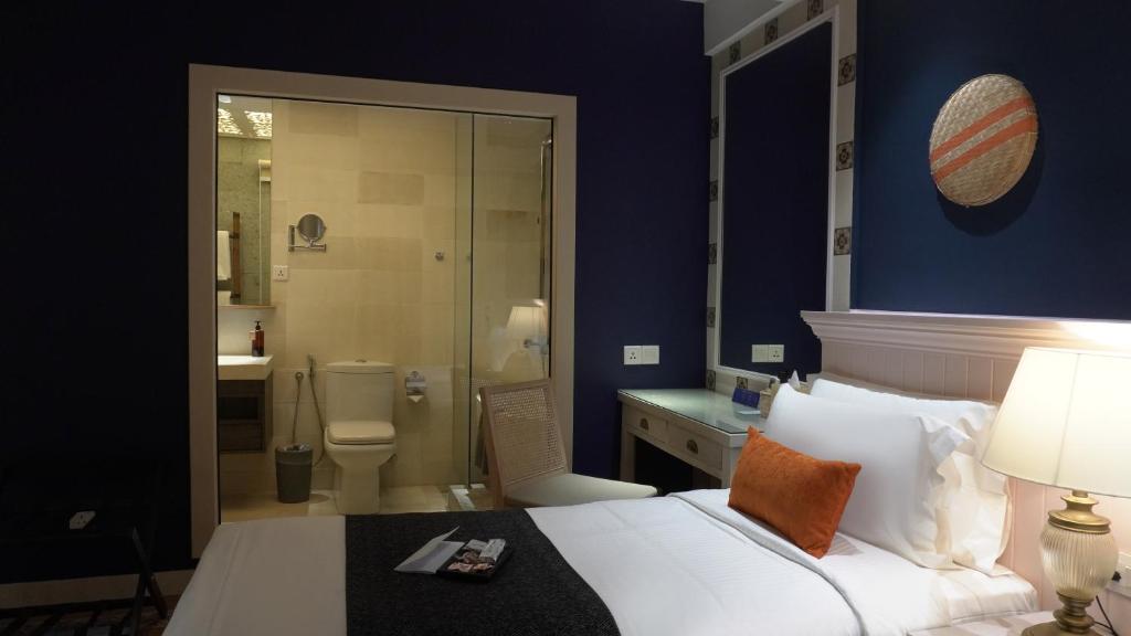 Postel nebo postele na pokoji v ubytování Sojourn Spa Hotel Melaka