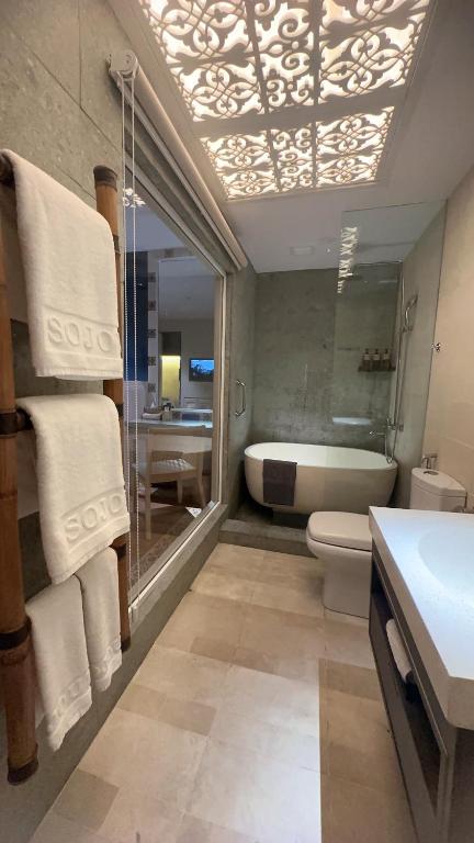 Postel nebo postele na pokoji v ubytování Sojourn Spa Hotel Melaka