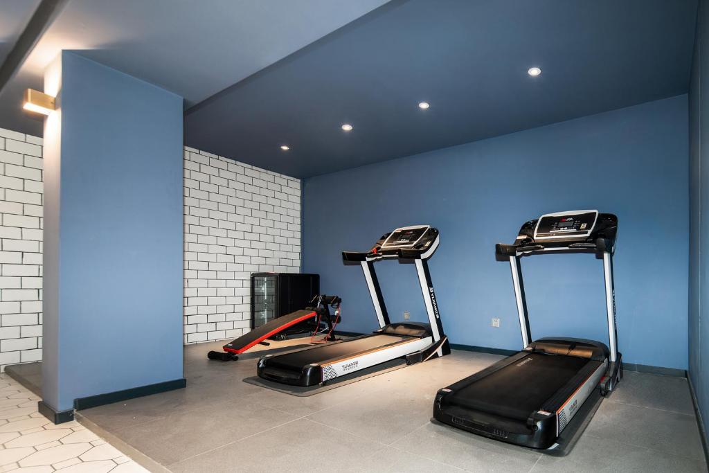 Fitness centrum a/nebo fitness zařízení v ubytování 利怡酒店汕头高铁站万象城店