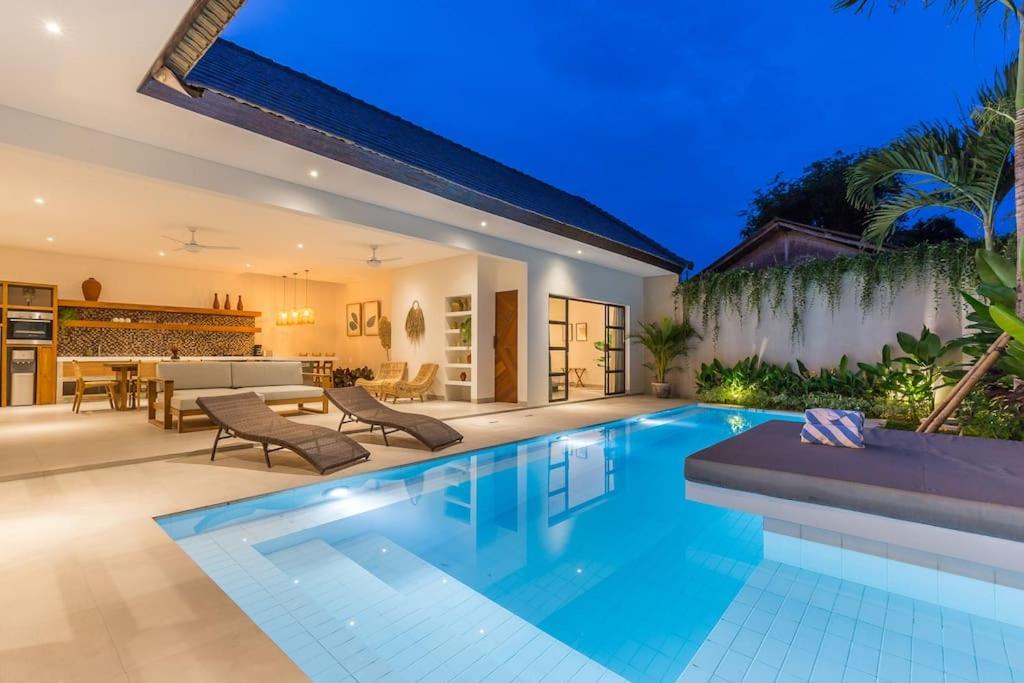 Swimmingpoolen hos eller tæt på Modern Berawa villa in Canggu