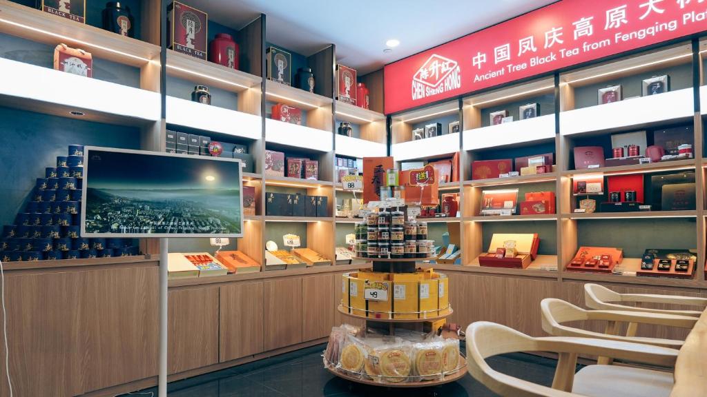 TV a/nebo společenská místnost v ubytování 利怡酒店汕头高铁站万象城店
