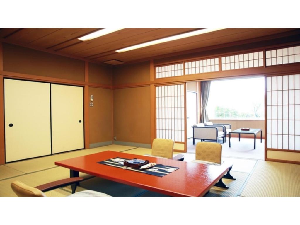 加賀市にあるTokigasane - Vacation STAY 21017vのリビングルーム(テーブル、椅子付)