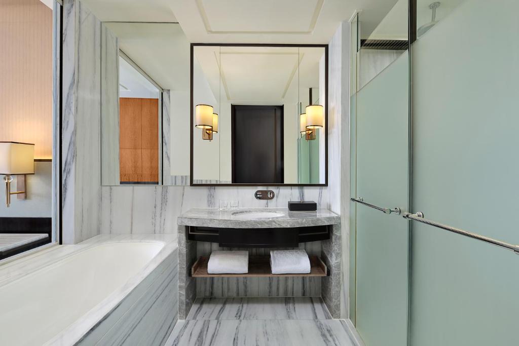 Sheraton Grand Jakarta Gandaria City Hotel - 1 Kingsize Bed, Grote Kamer