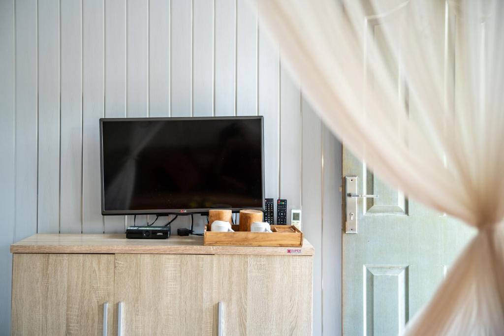 TV a/nebo společenská místnost v ubytování Kubu Sari Ubud