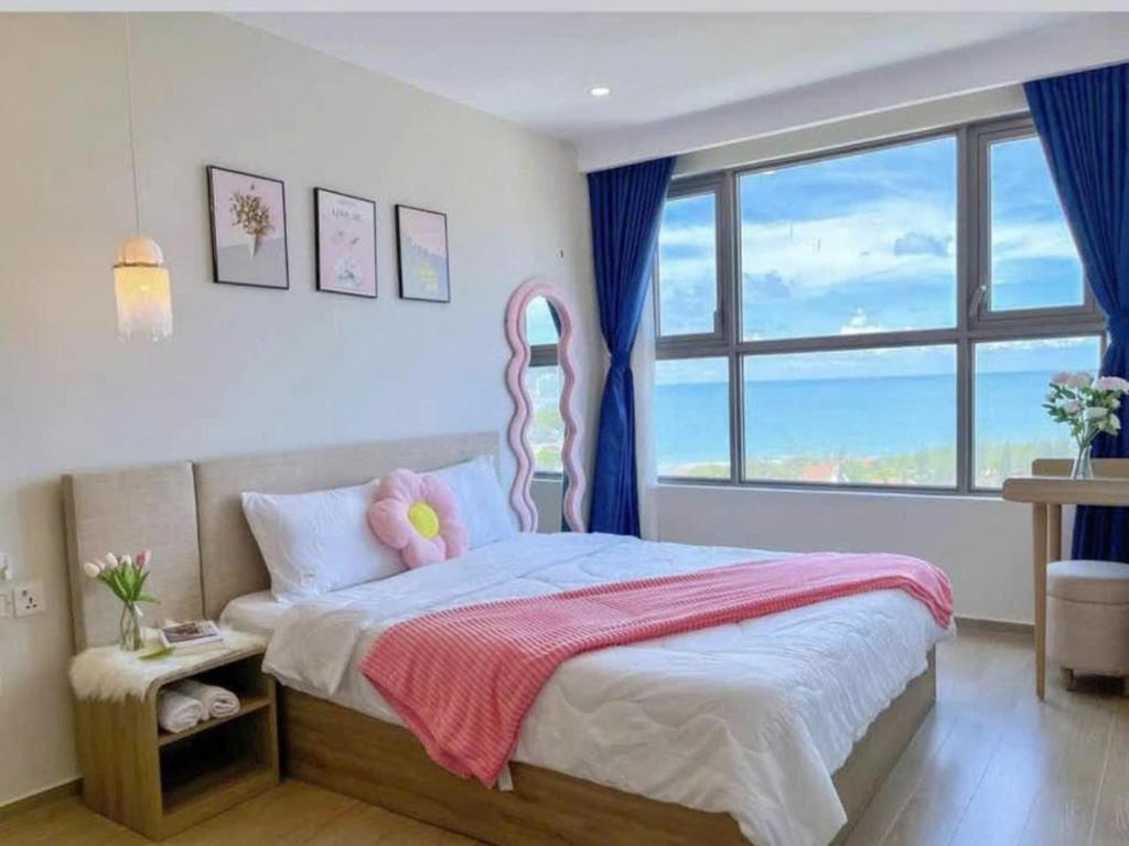 Un dormitorio con una cama y una ventana grande. en Vân's House - The Sóng Apartment Vũng Tàu, en Vung Tau