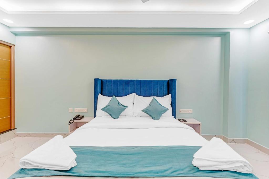 Postel nebo postele na pokoji v ubytování Rohaan Hotels Medavakkam by UPAR