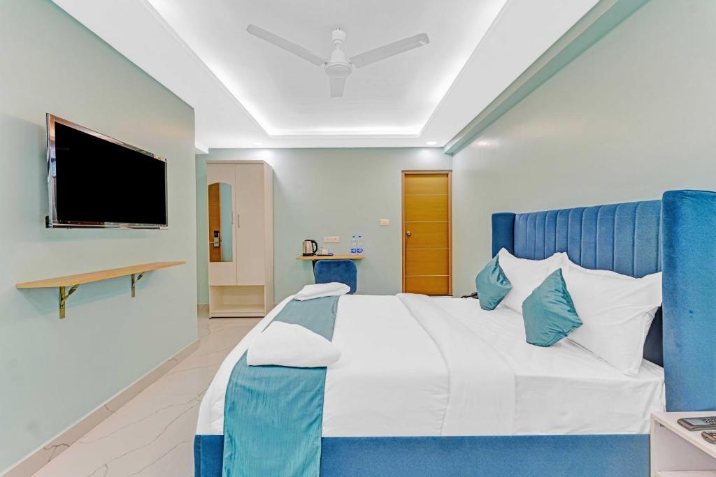 Postel nebo postele na pokoji v ubytování Rohaan Hotels Medavakkam by UPAR