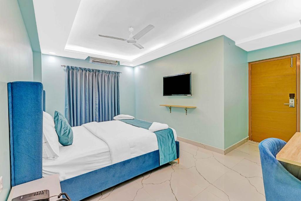 Postel nebo postele na pokoji v ubytování Rohaan Hotels Medavakkam by UPAR