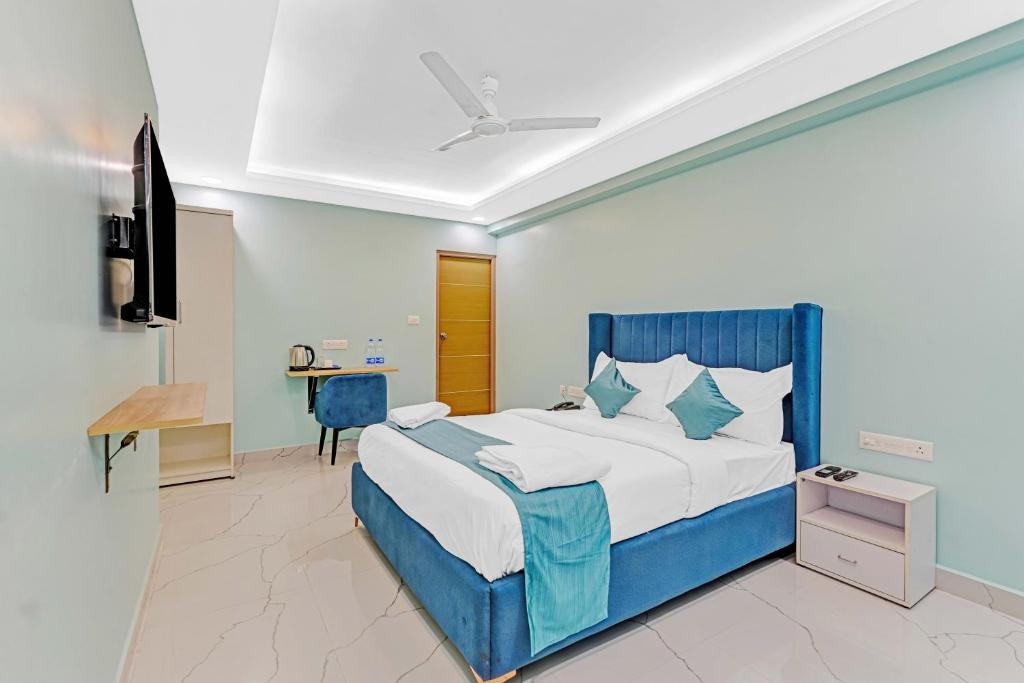 Postel nebo postele na pokoji v ubytování Rohaan Hotels Medavakkam by UPAR