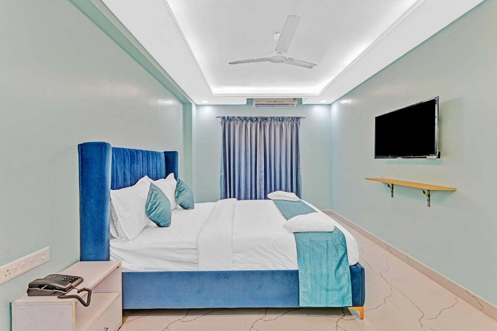 Postel nebo postele na pokoji v ubytování Rohaan Hotels Medavakkam by UPAR