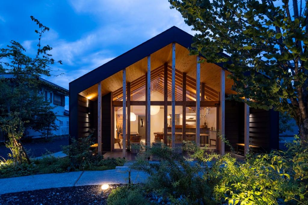 Κήπος έξω από το 富士山リトリートMUKUten舎 富士宮 MtFuji Retreat MUKUtensha Fujinomiya natural wood retreat hotel