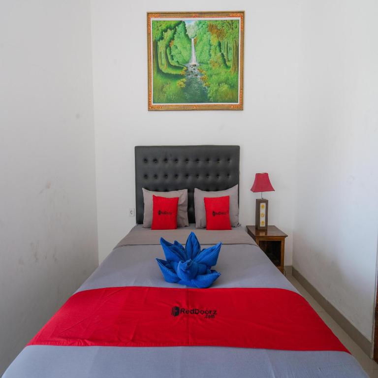 Postel nebo postele na pokoji v ubytování RedDoorz @ Uluwatu Suites