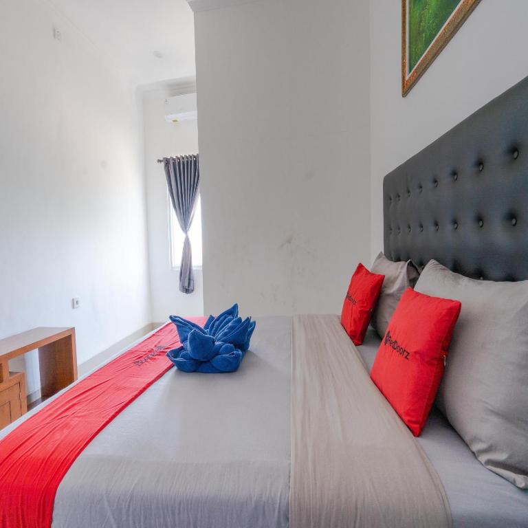 Postel nebo postele na pokoji v ubytování RedDoorz @ Uluwatu Suites
