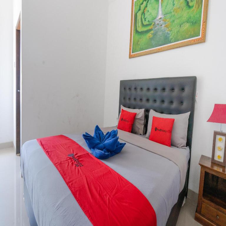 Postel nebo postele na pokoji v ubytování RedDoorz @ Uluwatu Suites