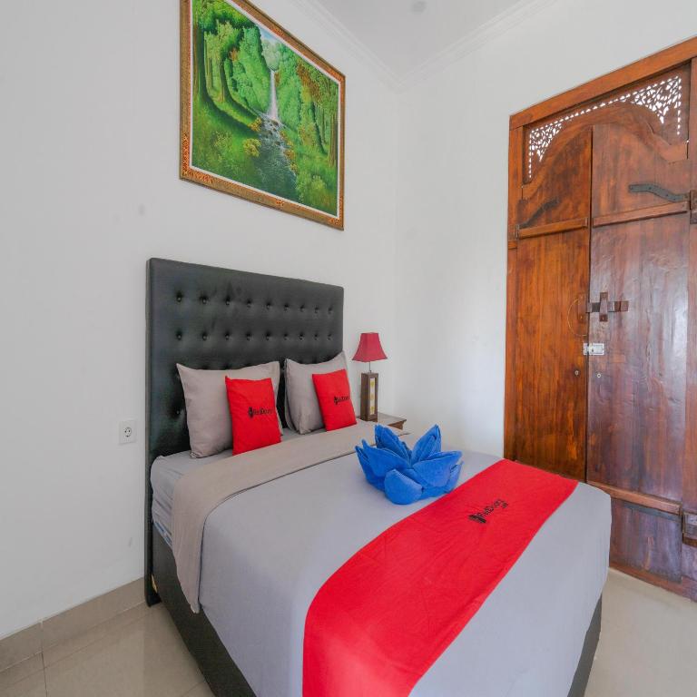 Postel nebo postele na pokoji v ubytování RedDoorz @ Uluwatu Suites