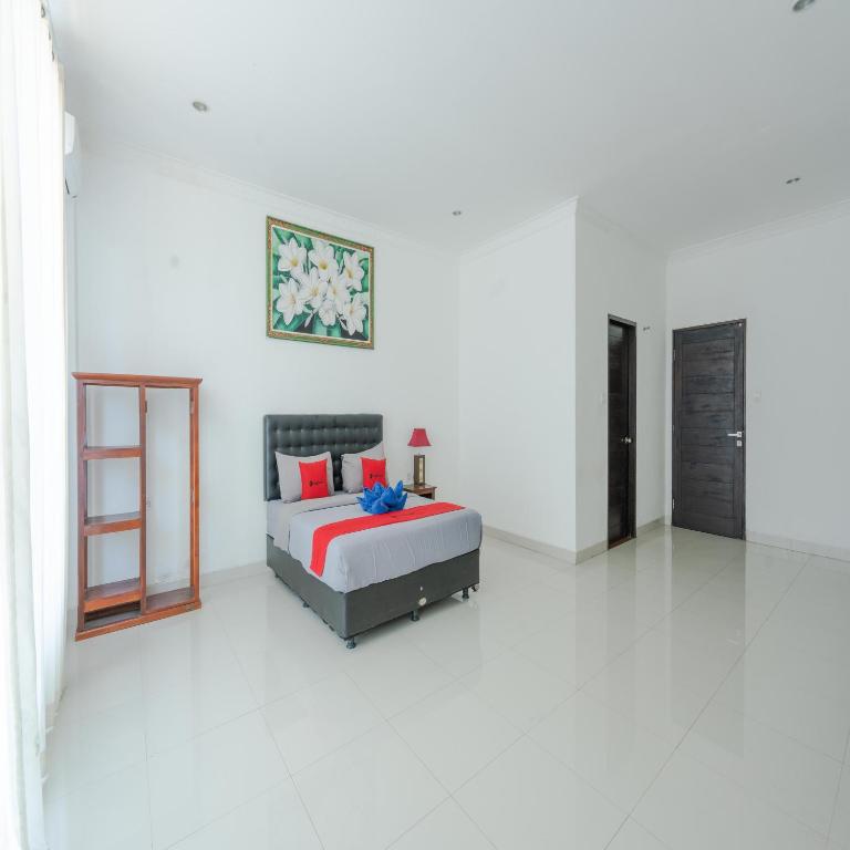 Postel nebo postele na pokoji v ubytování RedDoorz @ Uluwatu Suites
