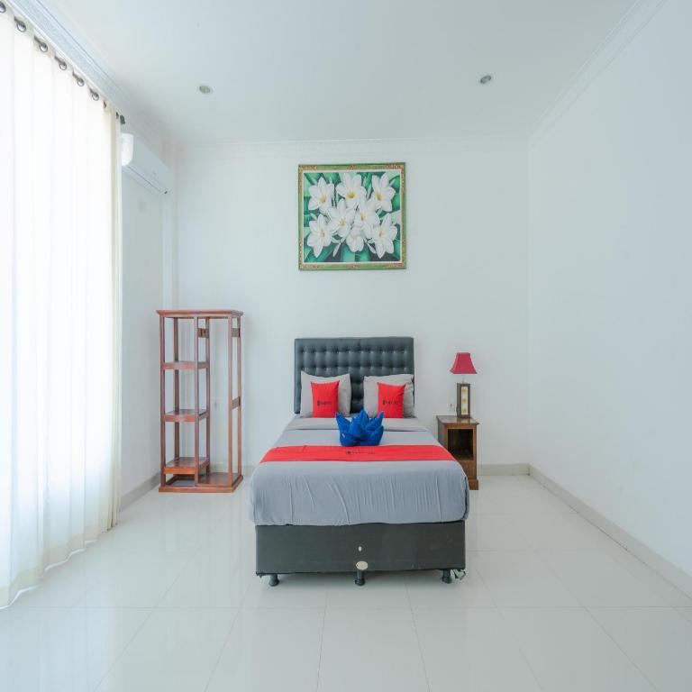 Postel nebo postele na pokoji v ubytování RedDoorz @ Uluwatu Suites
