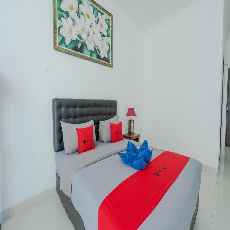 Postel nebo postele na pokoji v ubytování RedDoorz @ Uluwatu Suites