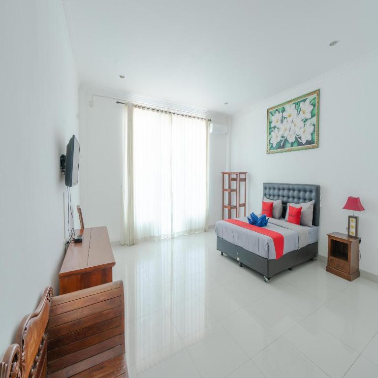 Postel nebo postele na pokoji v ubytování RedDoorz @ Uluwatu Suites
