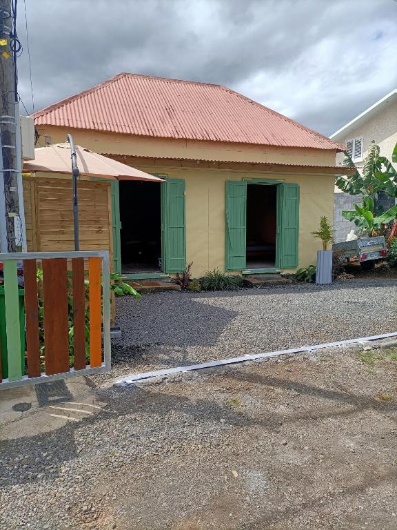 a small house with a red roof at Case créole in Saint-Pierre