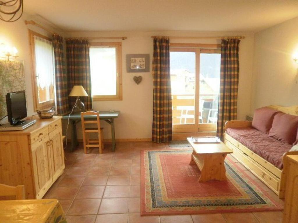 un salon avec un canapé et une table dans l'établissement Appartement 3 pièces pour 6 pers avec balcon à Vallandry - Animaux admis - FR-1-757-108, à Landry
