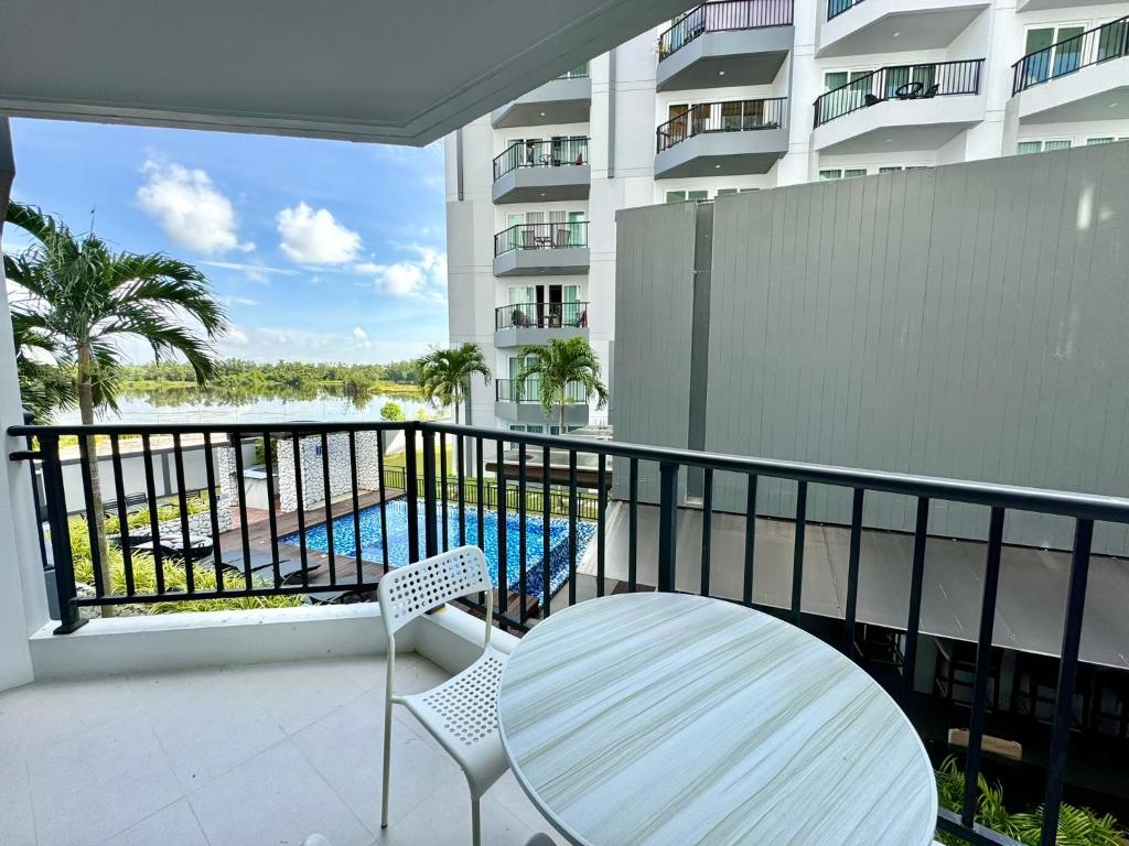 Mantra Beach Condominium Suite - Mae Phim - One-Bedroom Apartment With Balcony And Water View