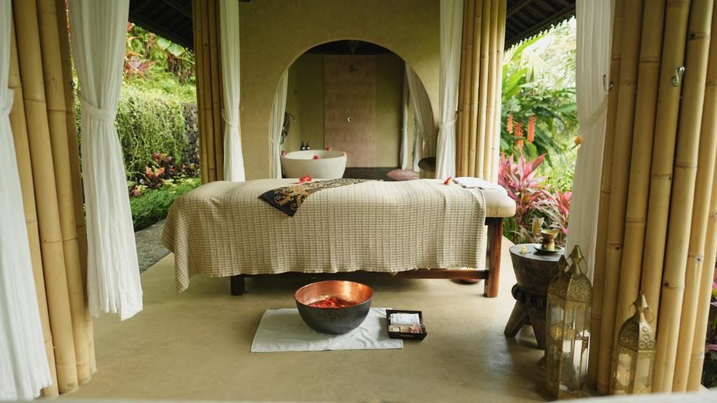 Postel nebo postele na pokoji v ubytování Camaya Bali - Magical Bamboo Houses