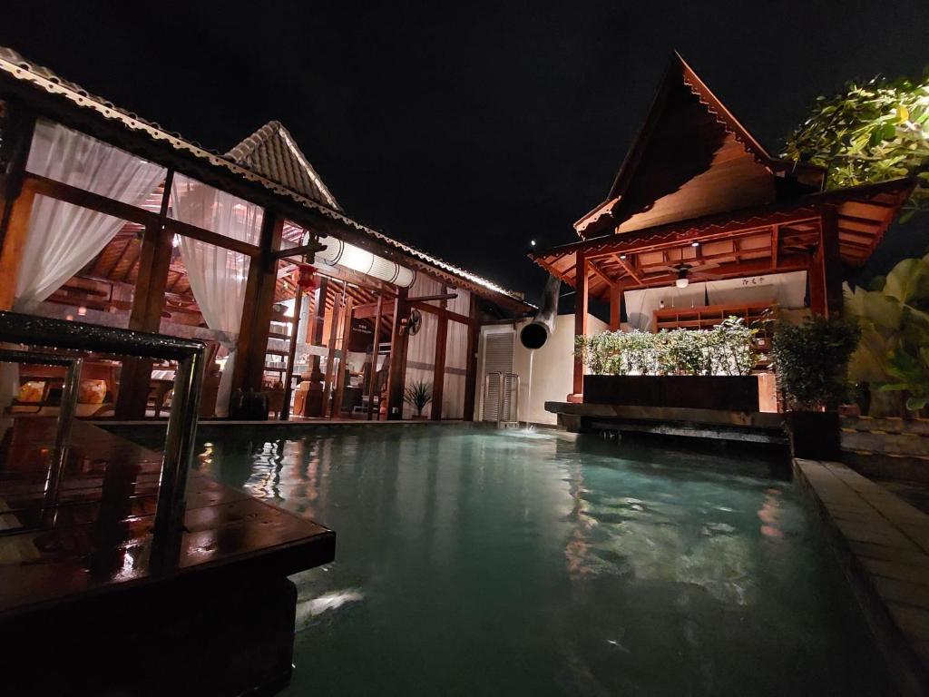 Bazén v ubytování Sojourn Spa Hotel Melaka nebo v jeho okolí