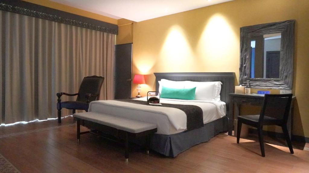 Postel nebo postele na pokoji v ubytování Sojourn Spa Hotel Melaka