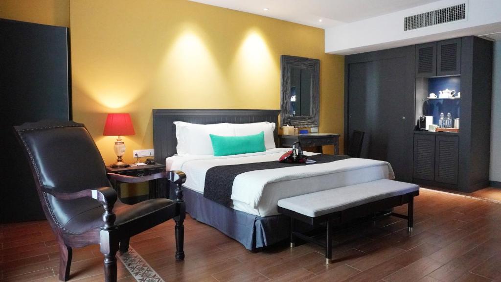Postel nebo postele na pokoji v ubytování Sojourn Spa Hotel Melaka
