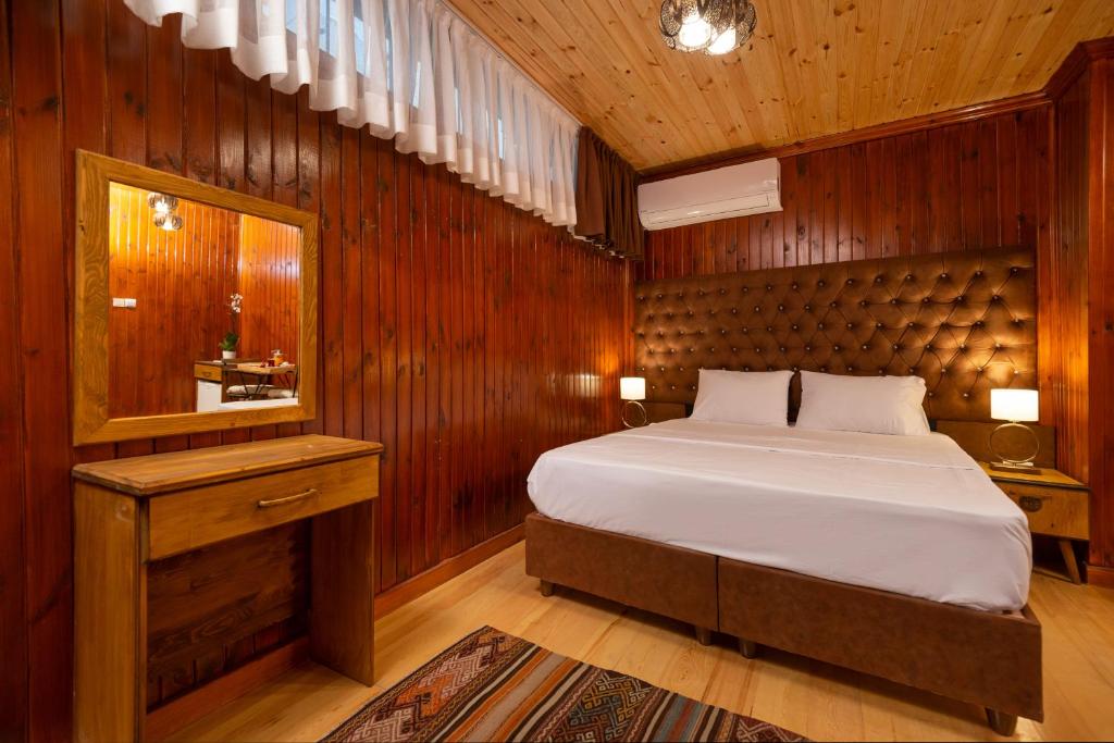 Postel nebo postele na pokoji v ubytování Wonder Wood Hotel
