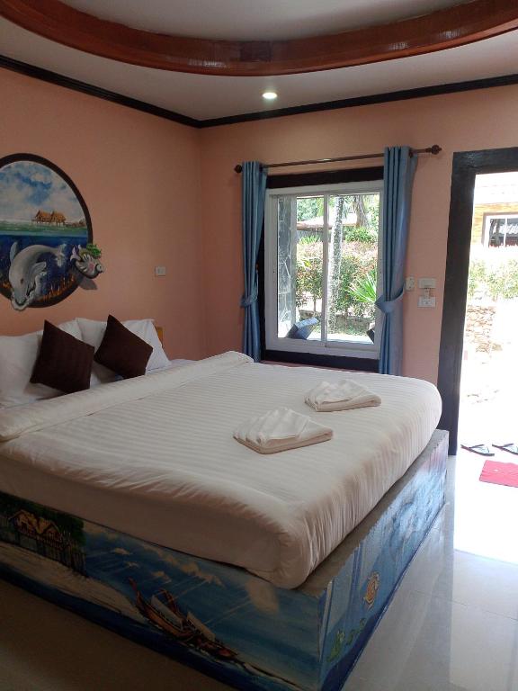 Postel nebo postele na pokoji v ubytování Baan Saitharn Koh Lanta