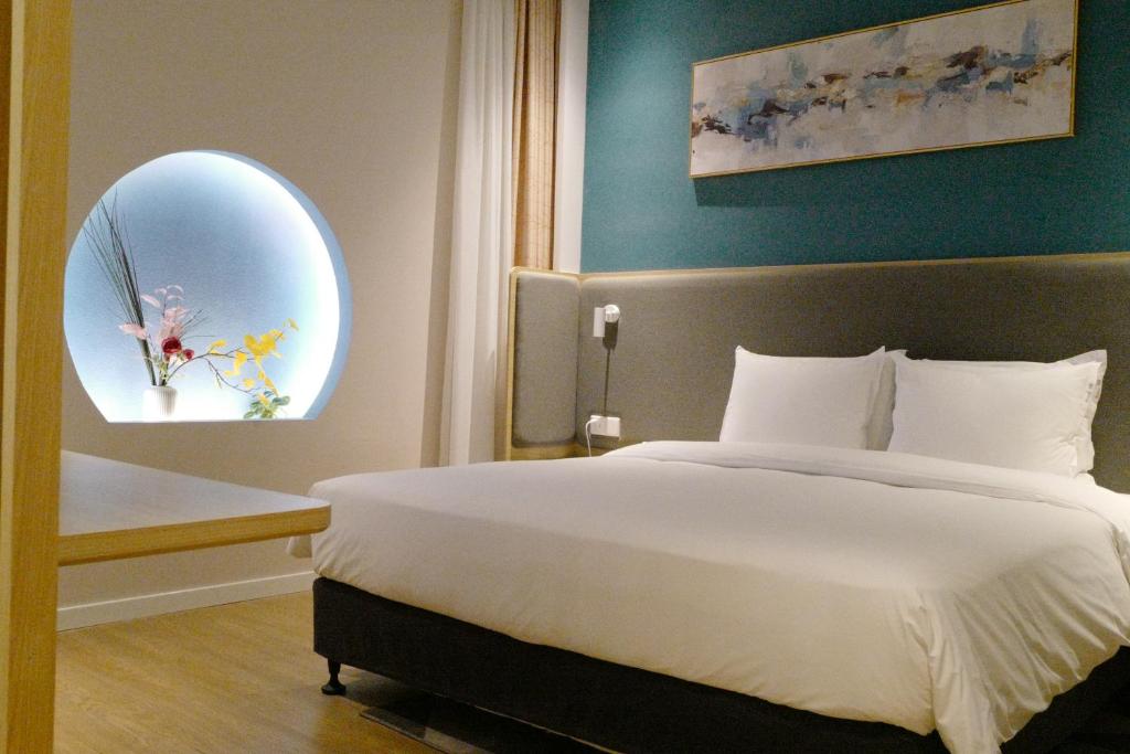 Postel nebo postele na pokoji v ubytování Holiday Inn Express Shanghai Pudong Zhangjiang by IHG - 20 minutes to New International Expo Center and Disneyland