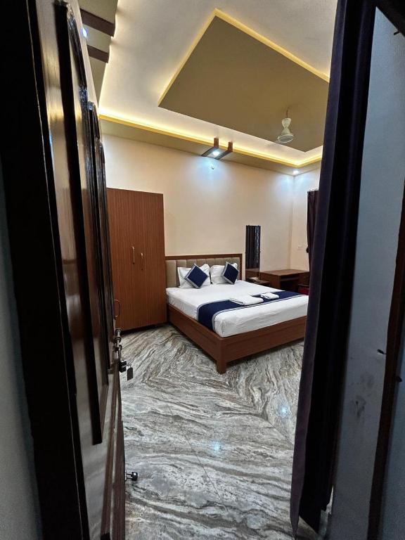 Postel nebo postele na pokoji v ubytování Kashyaam Inn