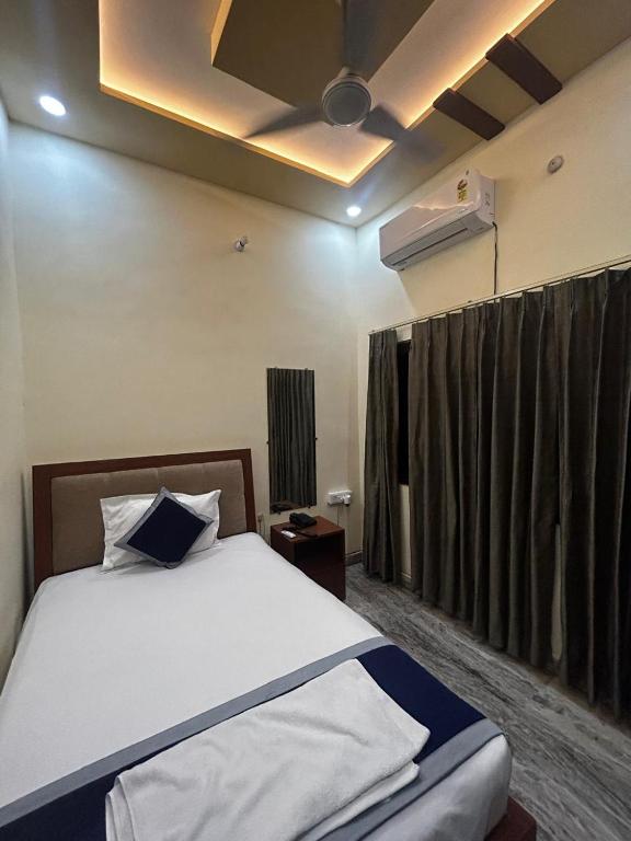 Postel nebo postele na pokoji v ubytování Kashyaam Inn