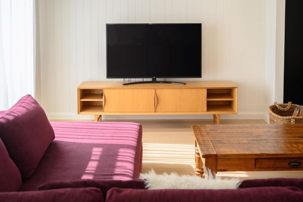 TV a/nebo společenská místnost v ubytování Silver Hill ~ from farm cottage to splendid beachy vibes!